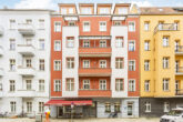 Bezugsfrei! Wundervolle Altbauwohnung am Petersburger Platz in Friedrichshain mit Sonnenbalkon - 1