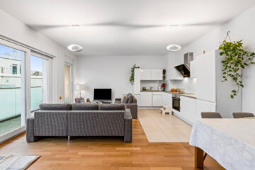 Enjoy the best of Mitte & Kreuzberg – modern apartment with spacious balcony and private garage, 10179 Berlin, Etagenwohnung
